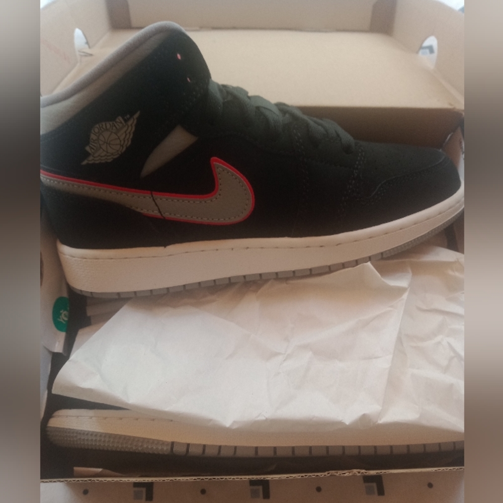 Air Jordan 1 Mid GS 'Black Particle Grey' (Size 6.5 Women's or 5Y )
